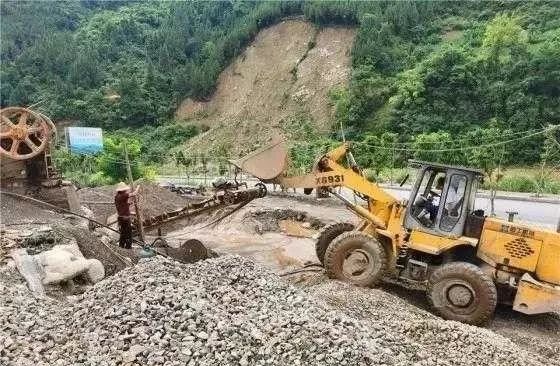 奉節(jié)一臨時(shí)碎石加工點(diǎn)違規(guī)直排污水遭嚴(yán)厲查處